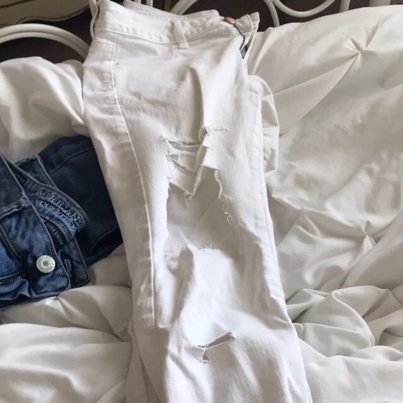 American Eagle White Distressed Cropped Jeans - Picture 3 of 3